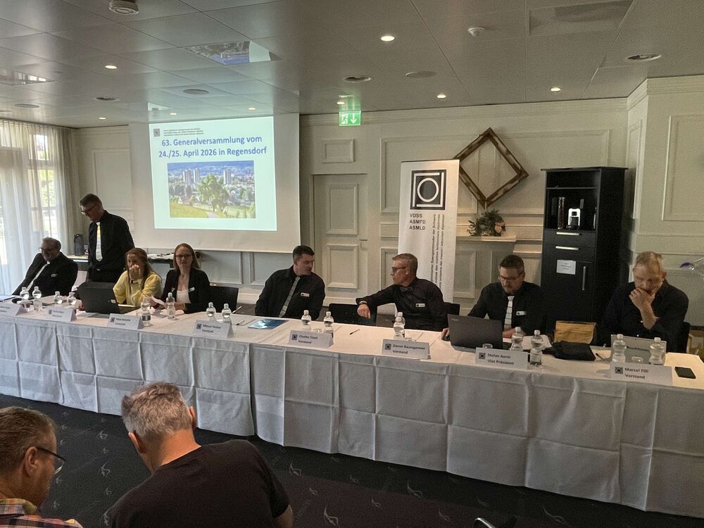 Der VDSS-Vorstand: Stephan Fankhauser (Kassier), René Fasler (Präsident), Corina Moor (Sekretariat), Nina Hersche, Manuel Walker, Charles Tzaut (fehlt hier), Daniel Baumgartner, Stefan Aerni (Vize-Präsident) und Marcel Filli.